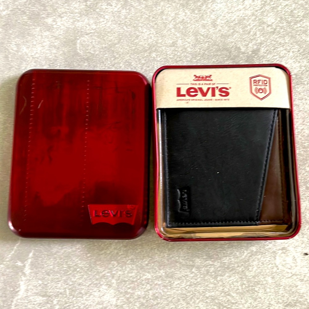 NWT Levi’s men’s leather black brown wallet